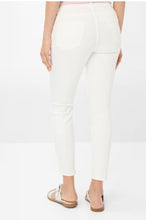 Load image into Gallery viewer, Brax Jeans - Free to Move Shakira in White

