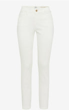 Load image into Gallery viewer, Brax Jeans - Free to Move Shakira in White
