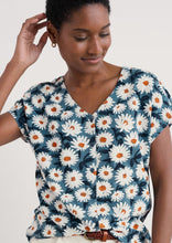 Load image into Gallery viewer, Seasalt Studio Glass Top - Arty Daisy
