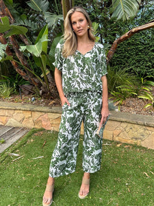 Hammock & Vine S/S shirt with shirred cuffs, high/low hem & button up front with V neck & collar in a stunning green ivy print on white.