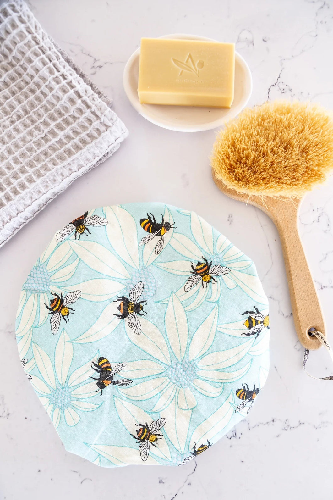 A shower cap with a touch of luxury, soft linen on the outer and water resistant lining. The stunning pattern of flowers and bees will remind you of a spring garden.