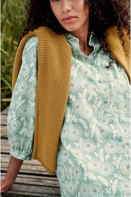 Cotton shirt with 3/4 sleeves with gathered cuffs, curved collar and full button front. Soft green with dandelion pattern in white.