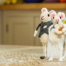 Load image into Gallery viewer, Sew Heart Felt Mice - Just Married Mice
